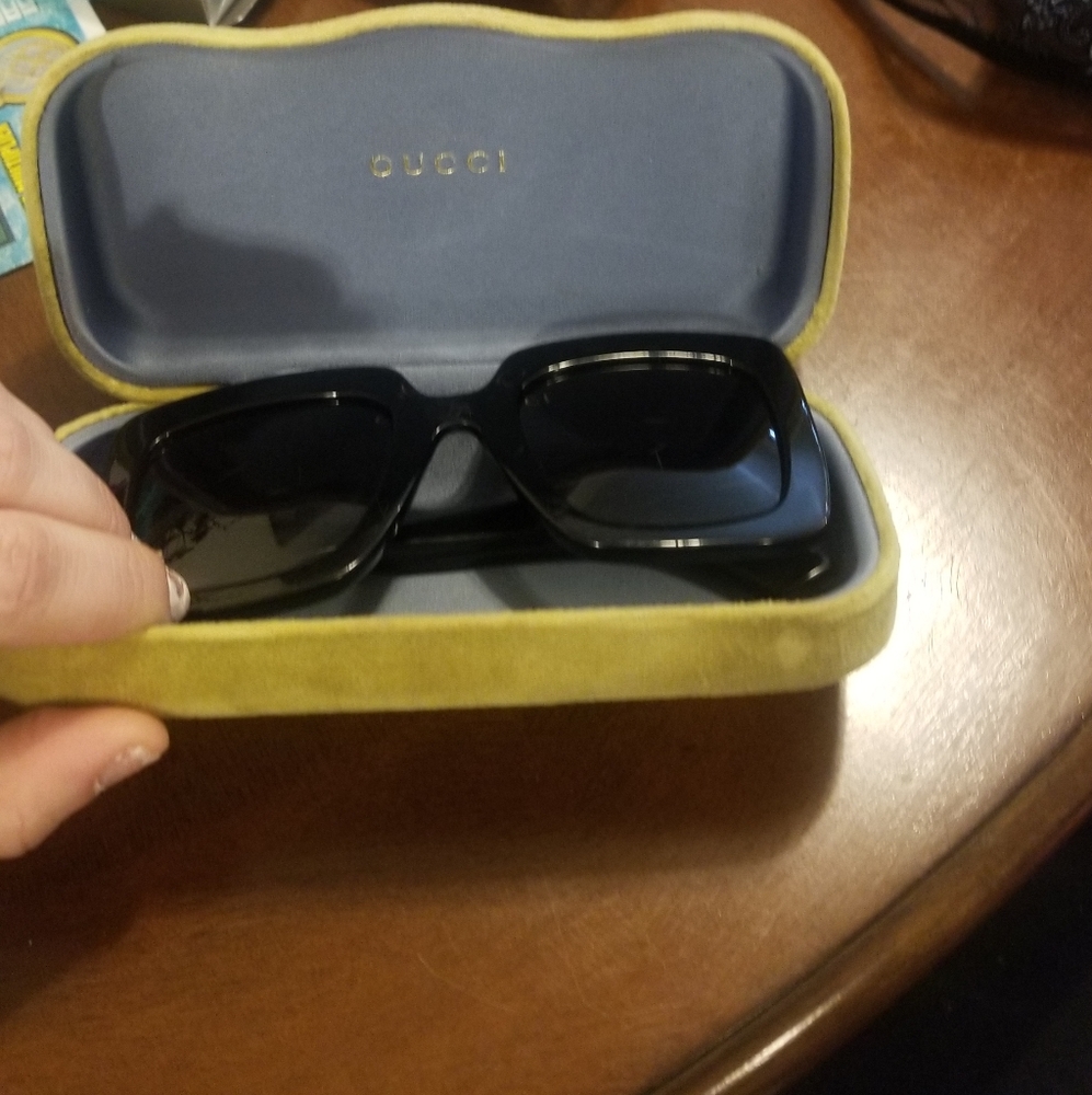Gucci sunglass